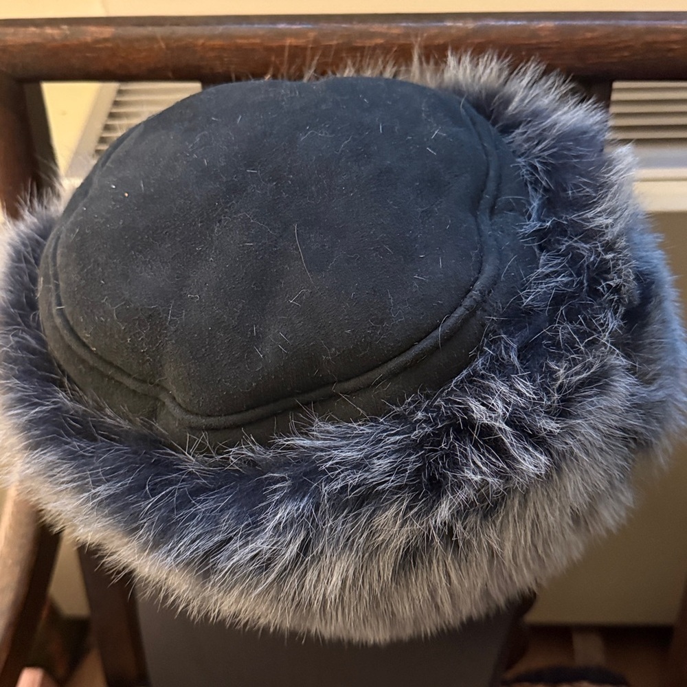 Aston 100% Shearling Woman’s Hat Black/Grey. Size Medium.